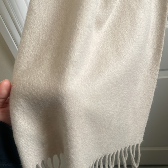 Burberry 100% Cashmere scarf - Picture 8 of 11